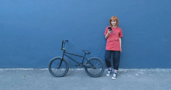 Wanita Muda Berpose Dengan Sepeda Bmx Outdoor Jalan — Stok Foto