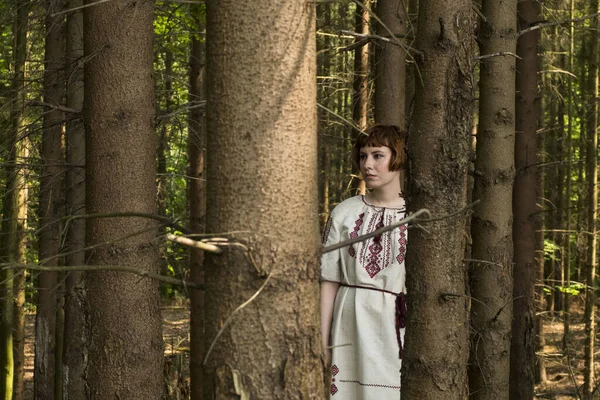Mujer Joven Vestido Ucraniano Nacional Vyshyvanka Caminar Bosque — Foto de Stock