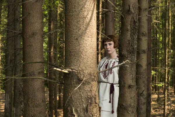 Mujer Joven Vestido Ucraniano Nacional Vyshyvanka Caminar Bosque — Foto de Stock