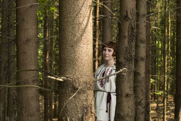 Mujer Joven Vestido Ucraniano Nacional Vyshyvanka Caminar Bosque — Foto de Stock