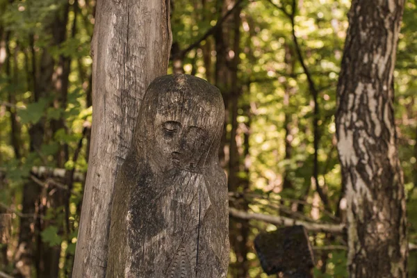 Velha Escultura Madeira Mulher Floresta — Fotografia de Stock