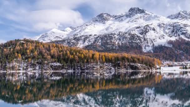 スイス連邦共和国で秋の山の反射 — ストック動画