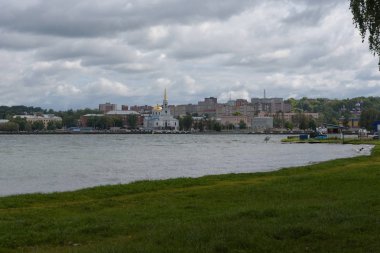 Pamyatnik Leninu V.i Gölü kıyı ile Votkinsk, Rusya'da