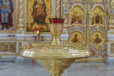 Rus Ortodoks Kilisesi içinde mum yanan ile Candila