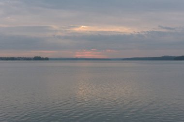 Günbatımı gölde Votkinsk görünümünü