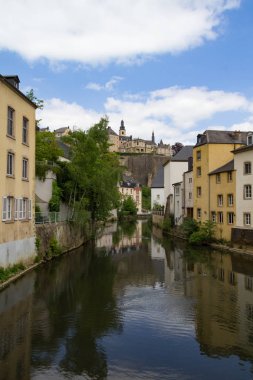 Bahar Alzette Nehri üzerinden Munster sokak Rue sahnede