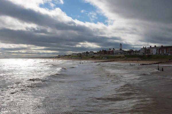 Southwold Seafront parlak güneş ile büyük dalgalar ve fırtınalı bulutlar