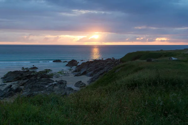 Fistral Beach, Newquay - günbatımı taşlarla