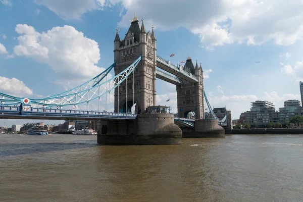 Tower Bridge Londra İngiliz ve gökkuşağı bayrakları