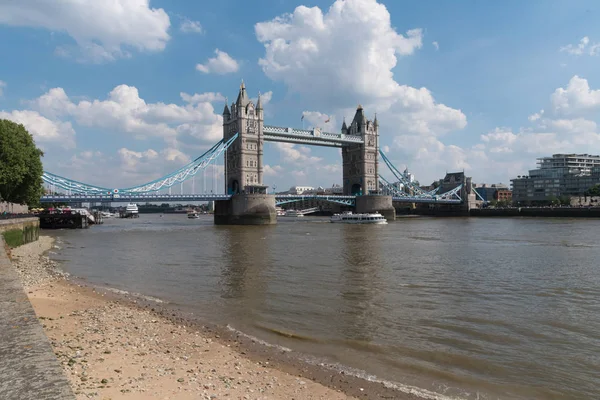 Londra'da Thames kıyı ile kule