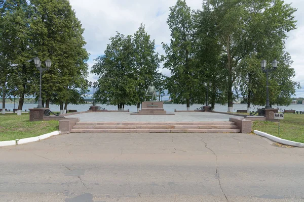 Votkinsk, Rusya Federasyonu - 23 Ağustos 2014 - Çaykovski heykel Votkinsk, Rusya'da. Votkinsk 7 Mayıs 1840 doğmuş besteci Peter İlyiç Çaykovski, yeridir.