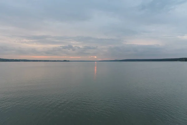 Günbatımı gölde Votkinsk görünümünü