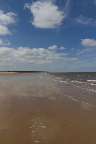 Nubes que reflexionan sobre la arena mojada en Wells-next-the-Sea, Norfolk —  Fotos de Stock