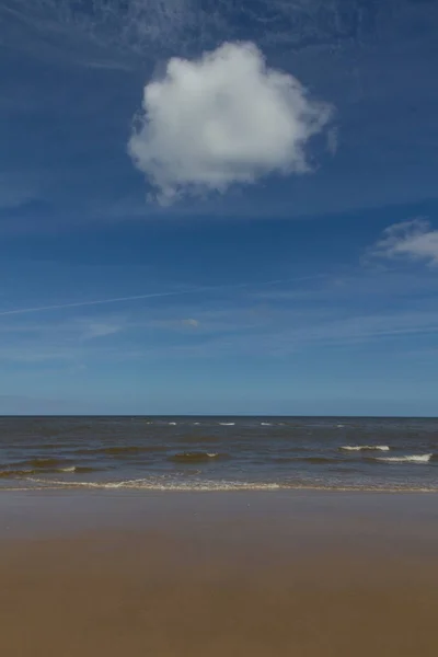 Песчаное и красивое облако в Уэллсе-за-морем — стоковое фото