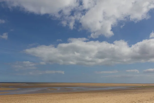 Güzel gökyüzü ile Wells ileri deniz plaj