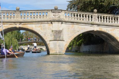 Cambridge, İngiltere - 16 Eylül 2018: Clare üniversite Köprüsü üzerinde kumar oynamak tekneler Cam Nehri üzerinde kişi ile