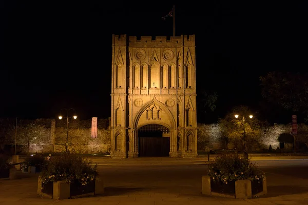 Bury St Edmunds, Suffolk gece kapıda Abbey
