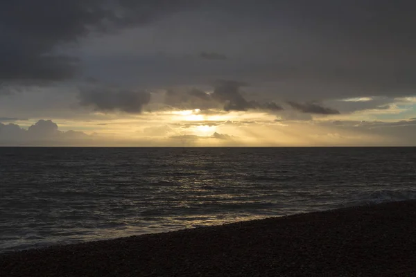 Morgensonnenaufgang Mit Sonnenstrahlen Die Durch Wolken Aldeburgh Suffolk Scheinen — Stockfoto