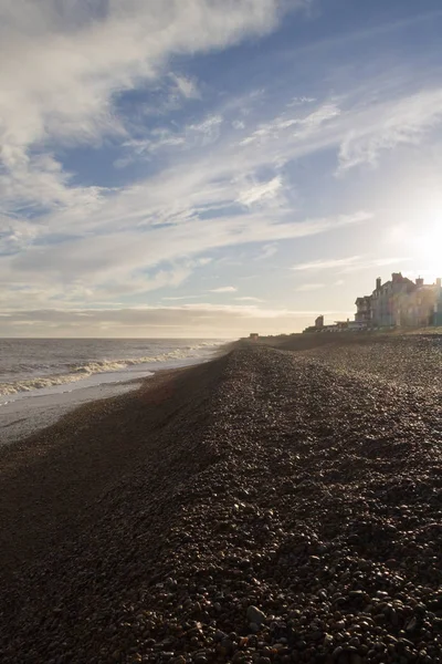 Aldeburgh Playa Guijarros Sol Brillante Invierno Con Destello Lente —  Fotos de Stock