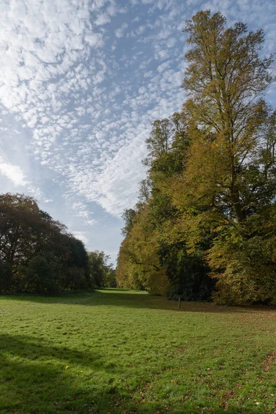 Hermosas Nubes Contrastan Con Los Colores Otoñales Nowton Park Bury — Foto de Stock