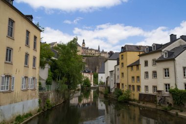 Alzette Nehri üzerinden Munster sokak Rue sahnede