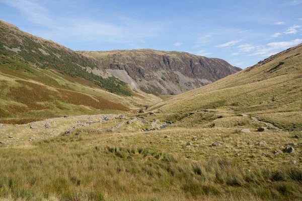 Akarsu ve Helvellyn Glenridding yakınındaki azalan iken yolu