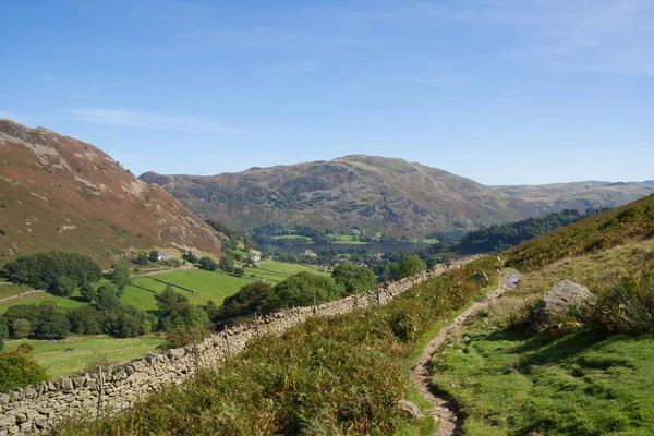 Ullswater ve Helvellyn azalan iken Glenridding görünümü