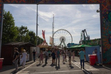 Luxembourg, Lüksemburg - 30 Ağustos 2015 - Schueberfouer - büyük lunapark sürmek, yiyecek ve içecek ile giriş