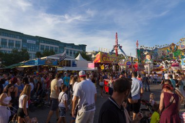 Luxembourg, Lüksemburg - 30 Ağustos 2015 - Schueberfouer - büyük lunapark sürmek, yiyecek ve içecek