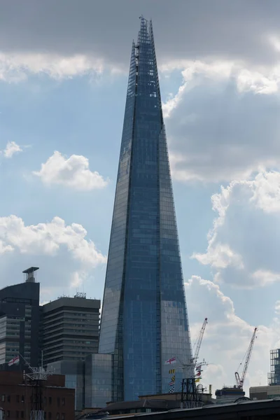 London, Büyük Britanya - 7 Temmuz 2018 - Shard gökdelen üstünde kara bulutlar ile