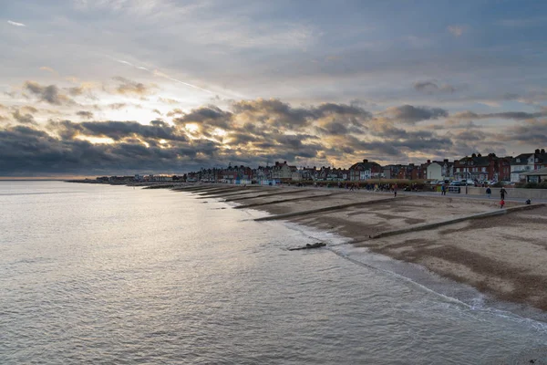 Felixstowe Kust Met Gouden Zon Achter Wolken Hemel Bij Zonsondergang — Stockfoto