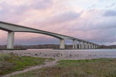 Suffolk güzel gökyüzü ile Orwell Bridge'de