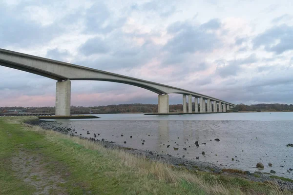 Suffolk yolu ve gökyüzü ile Orwell Bridge'de