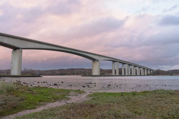 Suffolk güzel gökyüzü ile Orwell Bridge'de