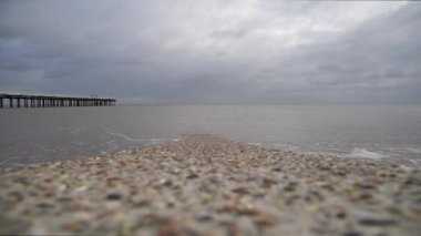 Felixstowe beton groyne her iki tarafında kırma dalgalar