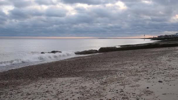 Felixstowe Plaża Pięknym Zachmurzone Niebo Zachodzie Słońca — Wideo stockowe