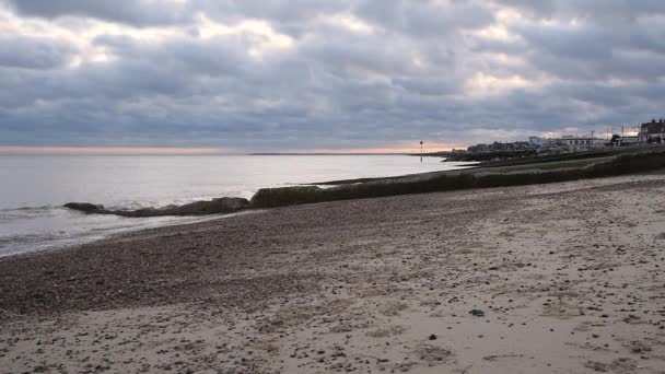 Praia Felixstowe Beira Mar Com Belo Céu Nublado Pôr Sol — Vídeo de Stock