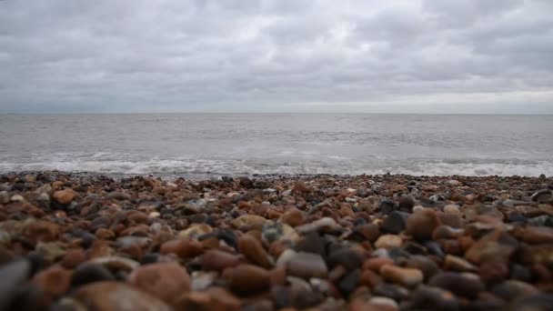 Jemné Vlny Blíží Fotoaparátu Pláži Felixstowe Suffolk — Stock video