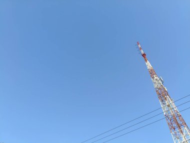 İletişim 4G, mavi gökyüzü olan 5G kulesi