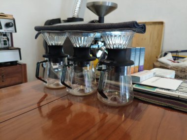 Kahve Bira İstasyonu ve Aletlerin Üzerine Dökülen