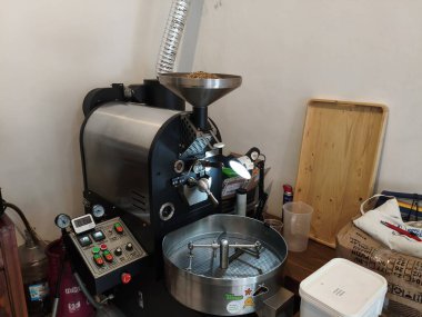 Kahve kızartma makinesi devrede.