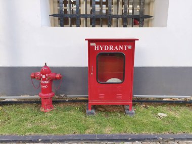 Klasik binanın önündeki yangın musluğu.