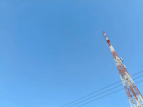 İletişim 4G, mavi gökyüzü olan 5G kulesi