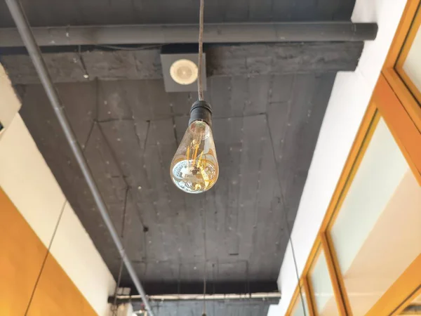 Modern çatı katında tavanda asılı ampuller