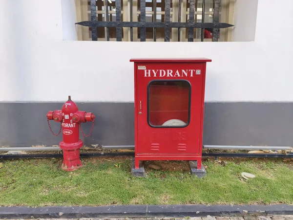 Klasik binanın önündeki yangın musluğu.