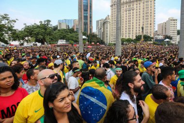Rio de Janeiro, 27 Haziran 2018: Brezilyalı futbol fanlar binlerce Brezilya ve FIFA Dünya Kupası 2018 yılında Sırbistan maçı canlı yayın izle. Bu görüntü kalabalığın içinde Maua Square Downtown Rio.