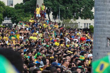 Rio de Janeiro, 27 Haziran 2018: Brezilyalı futbol fanlar binlerce Brezilya ve FIFA Dünya Kupası 2018 yılında Sırbistan maçı canlı yayın izle. Bu görüntü kalabalığın içinde Maua Square Downtown Rio.