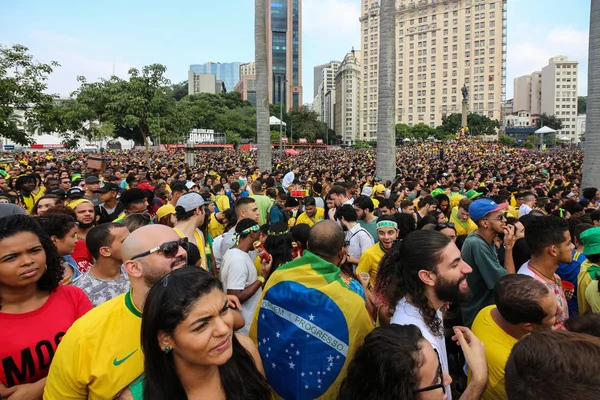 Rio de Janeiro, 27 Haziran 2018: Brezilyalı futbol fanlar binlerce Brezilya ve FIFA Dünya Kupası 2018 yılında Sırbistan maçı canlı yayın izle. Bu görüntü kalabalığın içinde Maua Square Downtown Rio.