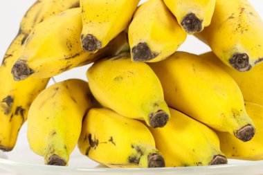 Brezilyalı muz. Salkım muzu bakış beyaz arka plan üzerinde. Tropikal meyve zengin lif ve potasyum, sağlıklı diyet iyi bir müttefik olmak.