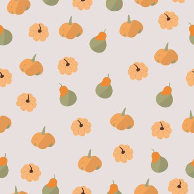 Kusursuz desenli, balkabaklı ve hafif arka planda dekoratif kabaklı. Sıcak sonbahar renklerinde stilize sebzeler: turuncu, yeşil ve kahverengi. Elementler yumuşak ve rahat bir şekilde dağıtılır, hasat ve sonbahar atmosferini taşır.